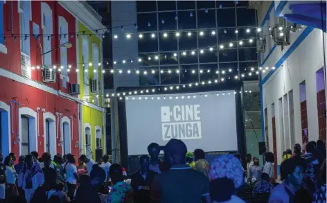  ?? DR ?? Uma amostra da concorrida exibição do projecto Cine Zunga na sua passagem pelo Largo Nossa Ginga, situado na Mutamba