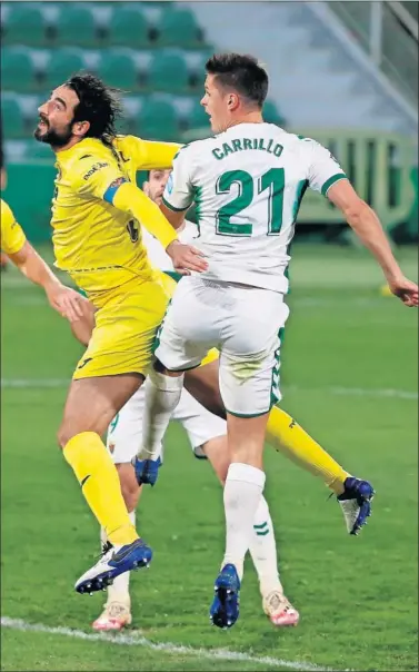  ??  ?? Carrillo se adelanta a Albiol para marcar el primer gol del Elche nada más empezar el segundo acto.