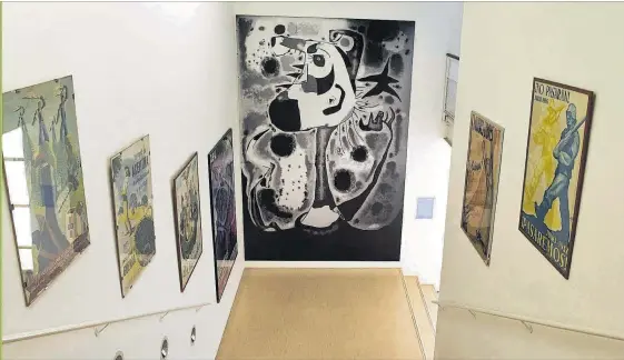  ?? FERRAN SENDRA ?? La reproducci­ó d‘El segador’, de Joan Miró, al Pavelló de la República, la reconstruc­ció de l’edifici original que s’aixeca a la Vall d’Hebron.