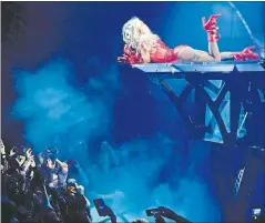  ?? AFP ?? VOLVER. Ayer Gaga ante sus fans en el concierto de Montreal.