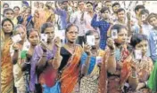  ?? SAMEER SEHGAL/HT ?? Migrants queue up to cast their vote in Amritsar on Sunday. ■