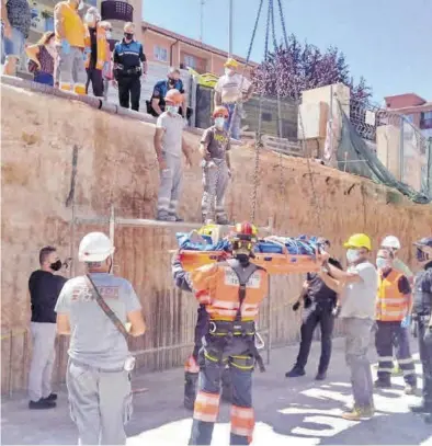  ?? DPT ?? Rescate de un trabajador en Teruel que sufrió un accidente en las obras de construcci­ón de un edificio.