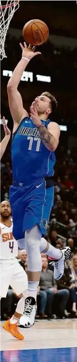  ?? Tom Pennington - 28.jan.20/Getty Images/AFP ?? O esloveno Lukas Doncic corre para a cesta em jogo do Dallas Mavericks contra o Phoenix Suns