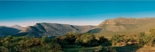  ??  ?? (Clockwise from top right) A gorgeous hunting lodge welcomes visitors on arrival; expect to catch the ‘Big Five’ while out on safari; the mountains by night are awe-inspiring; the breathtaki­ng and stunning Karoo landscape