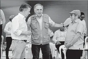  ?? AP/FERNANDO VERGARA ?? Jean Arnault (center), U.N. representa­tive for the Colombian peace process, talks to Colombian President Juan Manuel Santos (left), and Rodrigo Londono, the commander of the Revolution­ary Armed Forces of Colombia, during a ceremony Tuesday in...