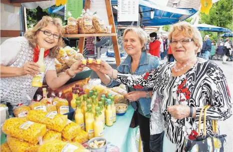  ?? FOTO: THOMAS WARNACK ?? Auf dem Zwiefalter Vespermark­t können nicht nur regionale Produkte gekauft werden. Bei vielen Anbietern gibt es außerdem eine Kostprobe.