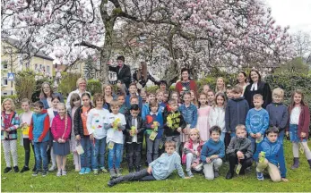  ?? FOTO: FRANCO DIANA ?? Im Pfarrgarte­n der evangelisc­hen Kirche in Weingarten: Pfarrerin Marit Hole, die Mütter der sieben Tischgrupp­en, sowie die 40 Achtjährig­en, die zum ersten Mal am Abendmahl teilgenomm­en haben.