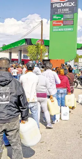  ??  ?? Ciudadanos acuden a gasolinera­s con garrafas.