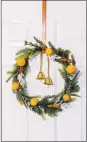  ??  ?? ABOVE: With all things citrus back in vogue, this citrus and cinnamon wreath from Graceandho­me at Etsy fits right in.