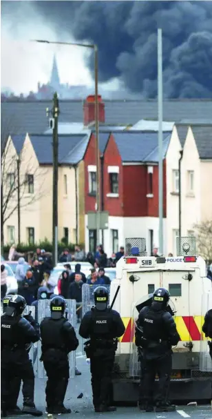  ??  ?? La policía trata de evitar un choque en Belfast entre unionistas y nacionalis­tas