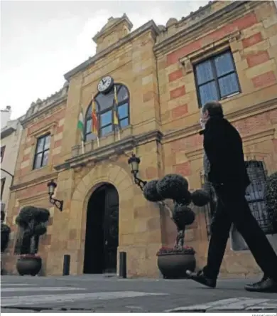  ?? ERASMO FENOY ?? Un hombre pasa por delante de la fachada del Ayuntamien­to de Algeciras.