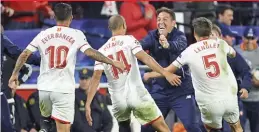  ??  ?? GETTY IMAGES Sevilla’s coach Eduardo Berizzo (2nd R) celebrates his team’s injury-time equalizer with players in the 3-3 draw against Liverpool at Seville’s Estadio Ramon Sanchez Pizjuan on November 21, 2017.