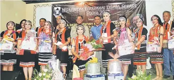  ??  ?? Nogeh (back row, centre) and Henry on his left join the other dignitarie­s and DBNA Serapi committee members in a photo-call with the contestant­s of the Bi-Singai traditiona­l costume competitio­n, which was won by Joyce (seated).