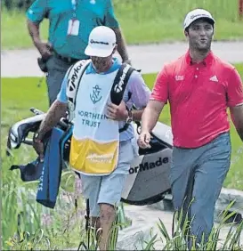  ?? FOTO: AP ?? Rahm junto a su caddy en la última vuelta en la que firmó 65 golpes