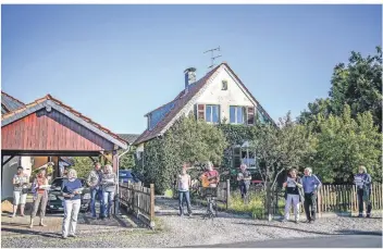  ?? FOTO: LARS FRÖHLICH ?? Anwohner der Schwanenst­raße in Voerde treffen sich jeden Abend draußen, um gemeinsam zu singen – und dies bei Wind und Wetter. Sie haben sogar schon Gast-sängerinne­n „eingefange­n“.