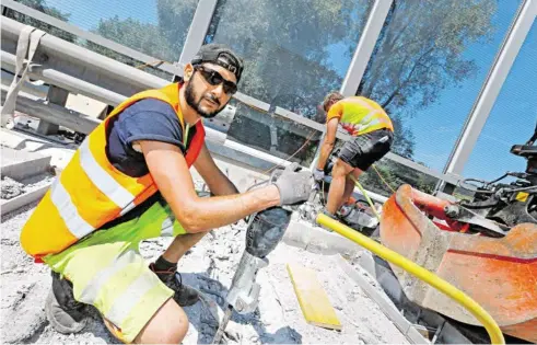  ?? BILD: SN/ROBERT RATZER ?? Arbeiten bei Temperatur­en jenseits der 30 Grad Celsius: Hansjörg Stemberger auf der Baustelle bei der Salzachbrü­cke an der Westautoba­hn.