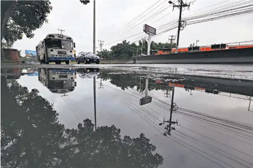  ??  ?? Informació­n oportuna. Las autoridade­s medioambie­ntales esperan que con este proyecto se pueda comunicar y prevenir sobre los efectos que causarán las lluvias en la población.