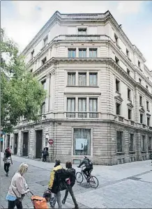  ?? XAVIER CERVERA ?? El edificio neogótico del arquitecto Enric Sagnier, sede histórica de la Caixa de Pensions, y la sede del Banc Sabadell en la plaza Sant Roc