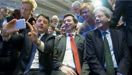  ?? (Ansa) ?? Il selfie L’ex segretario Matteo Renzi scatta una foto con lo sfidante Andrea Orlando e il premier Paolo Gentiloni durante la Convenzion­e pd di ieri a Roma