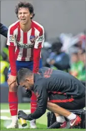  ??  ?? João Félix se torció el tobillo y tuvo que abandonar el terreno de juego con grandes gestos de dolor.