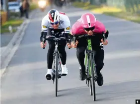  ??  ?? Dinamitero­s.
Sep Vanmarcke (Education First) y Zdenek Stybar (QuickStep) fueron dos de los ciclistas que más interés pusieron en romper la carrera.