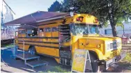  ?? FOTOS: STADT TUTTLINGEN ?? In einem alten amerikanis­chen Schul-Bus ist der „Rolling Grill“untergebra­cht.