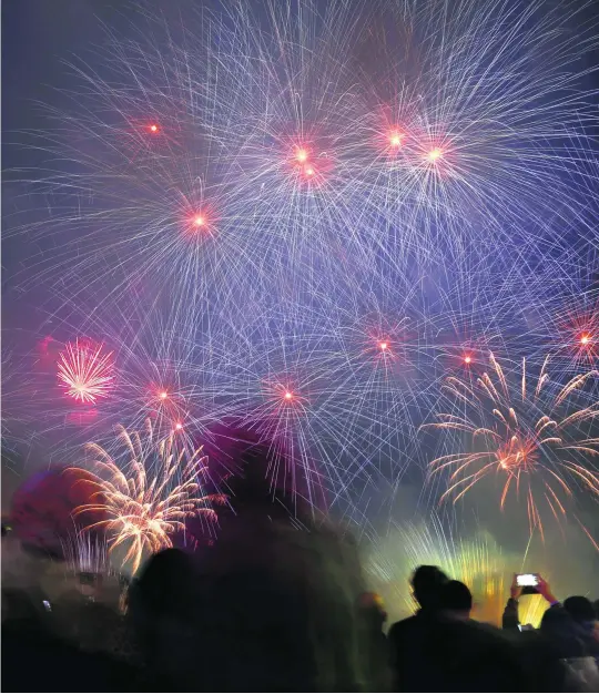  ?? Jeffrey E Biteng /The National ?? A spectacula­r fireworks display ushers in the New Year at Al Maryah Island.