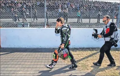  ??  ?? EMOCIÓN. Carrasco no pudo evitar las lágrimas al terminar una carrera que fue de lo más estresante. También, se paseó con una bandera y una camiseta con su lema personal.