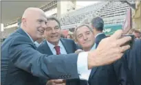  ??  ?? SELFIE. Ignacio Cobos, Ricardo Cabot y Xavi Cabot.