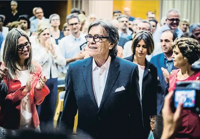  ?? LLIBERT TEIXIDÓ ?? Josep Maria Flotats fotografia­do ayer durante su investidur­a como doctor honoris causa por la Universita­t Autònoma de Barcelona