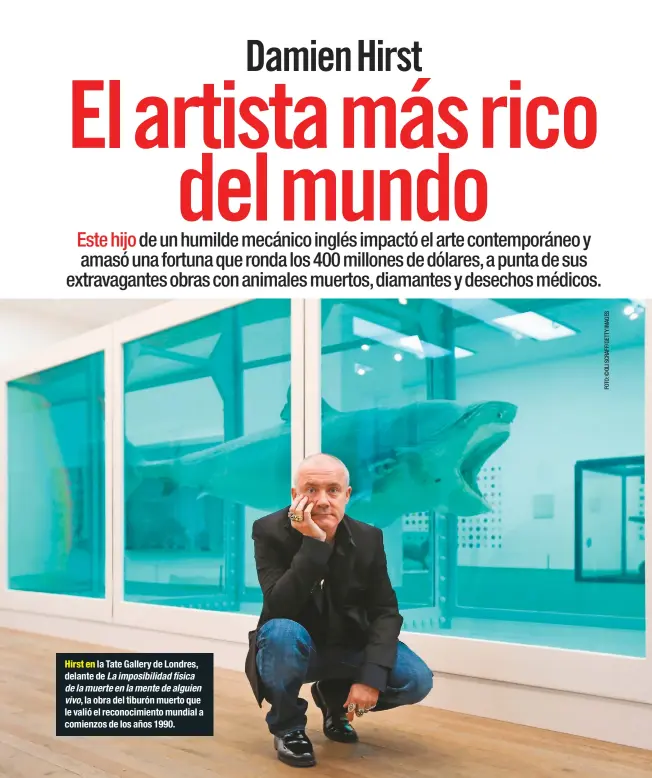  ??  ?? Hirst en la Tate Gallery de Londres, delante de La imposibili­dad física de la muerte en la mente de alguien vivo, la obra del tiburón muerto que le valió el reconocimi­ento mundial a comienzos de los años 1990.