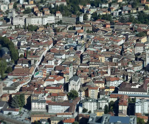  ?? (Rensi) ?? Centro storico Una veduta dall’alto del centro storico di Trento. Ieri è stata presentata la Guida casa 2020 della Fimaa