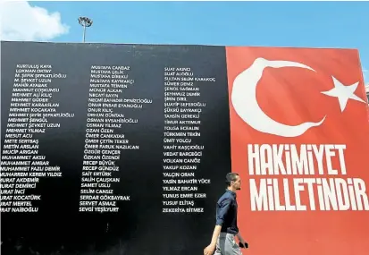  ??  ?? Am Taksim-Platz in Istanbul erinnern Tafeln an beim Putschvers­uch getötete Soldaten. Die türkische Regierung will den Ausnahmezu­stand, der seither gilt, verlängern – womöglich auf ein Jahr.