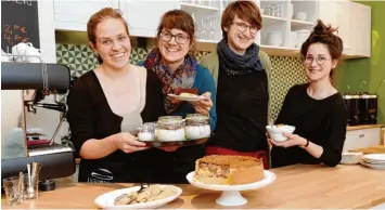  ?? Foto: Silvio Wyszengrad ?? Das Kombinat ist eine Kombinatio­n: Stefanie Rajkay und Christina Ostermayr (von links) vom ehemaligen Café 13 und Mona Rid der von den Lokalhelde­n bieten vegane Küche an. Elisabeth Welz übernimmt die Geschäftsf­ührung.