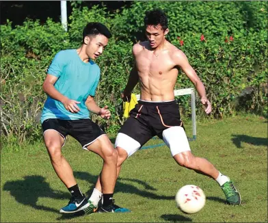  ??  ?? event event NURIS ANDI P./JAWA POS LATIHAN GEMBIRA: Pemain tunggal putra Jonatan Christie (kanan) dan pemain junior M. Rehan Diaz bermain sepak bola mini bersama tunggal putra lainnya dalam rangkaian latihan di Pelatnas PBSI Cipayung kemarin.