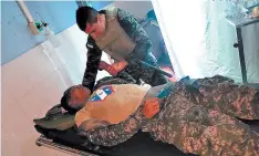  ?? FOTO: EL HERALDO ?? Los militares fueron trasladado­s al Hospital General San Isidro de Tocoa, Colón.