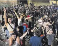  ??  ?? Celebracio­ns a l’arc de Triomf i a la plaça de la Virreina (Gràcia), la nit de dissabte a diumenge.