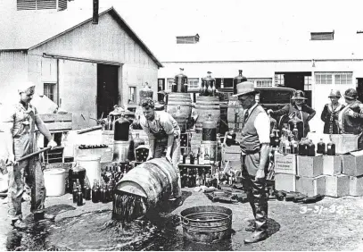  ?? Žádná prohibice, ani ta alkoholová v USA ve 20. letech 20. století, neskončila dobře, natož slavně. FOTO LIBRARY OF CONGRESS ?? Nevhodný krok.
