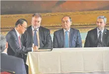  ??  ?? El embajador taiwanés, Diego Chou (izq.), firma el documento de la donación. Fue ayer a la mañana en Palacio de López.