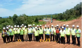  ??  ?? Julaihi (11th right) is seen during the site inspection. Hasbi is at eighth right, while Paulus is at centre.