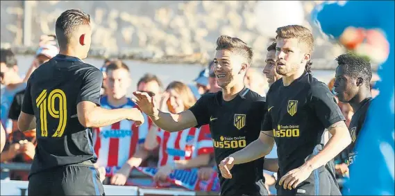  ?? FOTO: J. A. SIRVENT ?? Vietto, celebrando el gol que gestó frente al Numancia en partido de la pretempora­da, quizá el último en el que participa como jugador del Atlético de Madrid