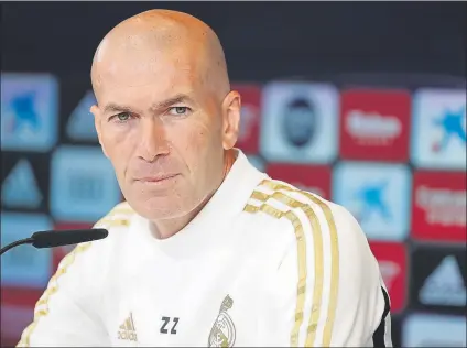  ?? FOTO: SIRVENT ?? Zinedine Zidane sólo piensa en el duelo de esta noche ante la Real Sociedad, pero espera que todo el revuelo no afecte a los árbitros