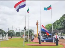  ??  ?? Izamiento de la bandera durante el acto protocolar por los 100 años del distrito, realizado ayer.