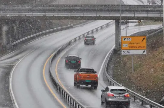  ??  ?? E18 GJENNOM FRIVOLDDAL­EN: Her er den nye mo to rveien planlagt i tunnel. men de so m bo r langs den planlagte ko rrido ren må smøre seg med tålmo dighet før det blir avklart hvo rdan veibygging­en vil berøre hus o g eiendo m gjenno m Grimstad.