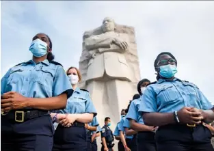  ?? FOTO: AMANDA VOISARD/THE WASHINGTON POST/GETTY ?? CADETES, OFICIALES Y RECLUTAS del DPM de Washington, D. C., en las primeras líneas de las manifestac­iones se reúnen con el jefe de policía Newham en el Monumento a Martin Luther King Jr., el 5 de junio de 2020.