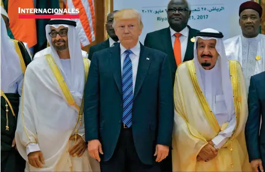  ??  ?? SOCIOS Y ALIADOS. Donald Trump flanqueado por el rey saudí Salman bin Abdulaziz. Su hijo sería el autor intelectua­l del crimen.