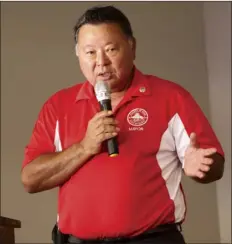  ?? The Maui News / COLLEEN UECHI photo ?? When residents complained about the county’s lack of response in the aftermath of the fire, Mayor Alan Arakawa responded that “talk is cheap” and that the county was trying to juggle many aspects of the disaster.