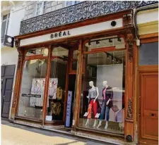  ??  ?? Les dégâts et le préjudice du magasin Bréal sont évalués autour de 3500 €.