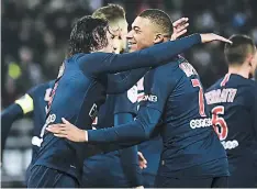  ??  ?? Cavani y Mbappé se abrazan celebrando sus goles y la victoria contundent­e del PSG por la Ligue 1.
