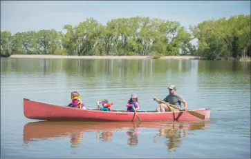  ?? @TMartinHer­ald ?? Grace Fines, 6, left, Jack Fines, 6, Penny Fines, 4, and Morgan Fines canoe around Park Lake on Victoria Day.